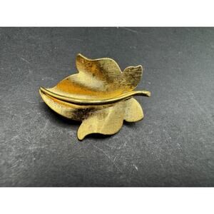 Vintage Signed VD 14K Gold Filled Leaf Textured Pin Brooch 27.8mm